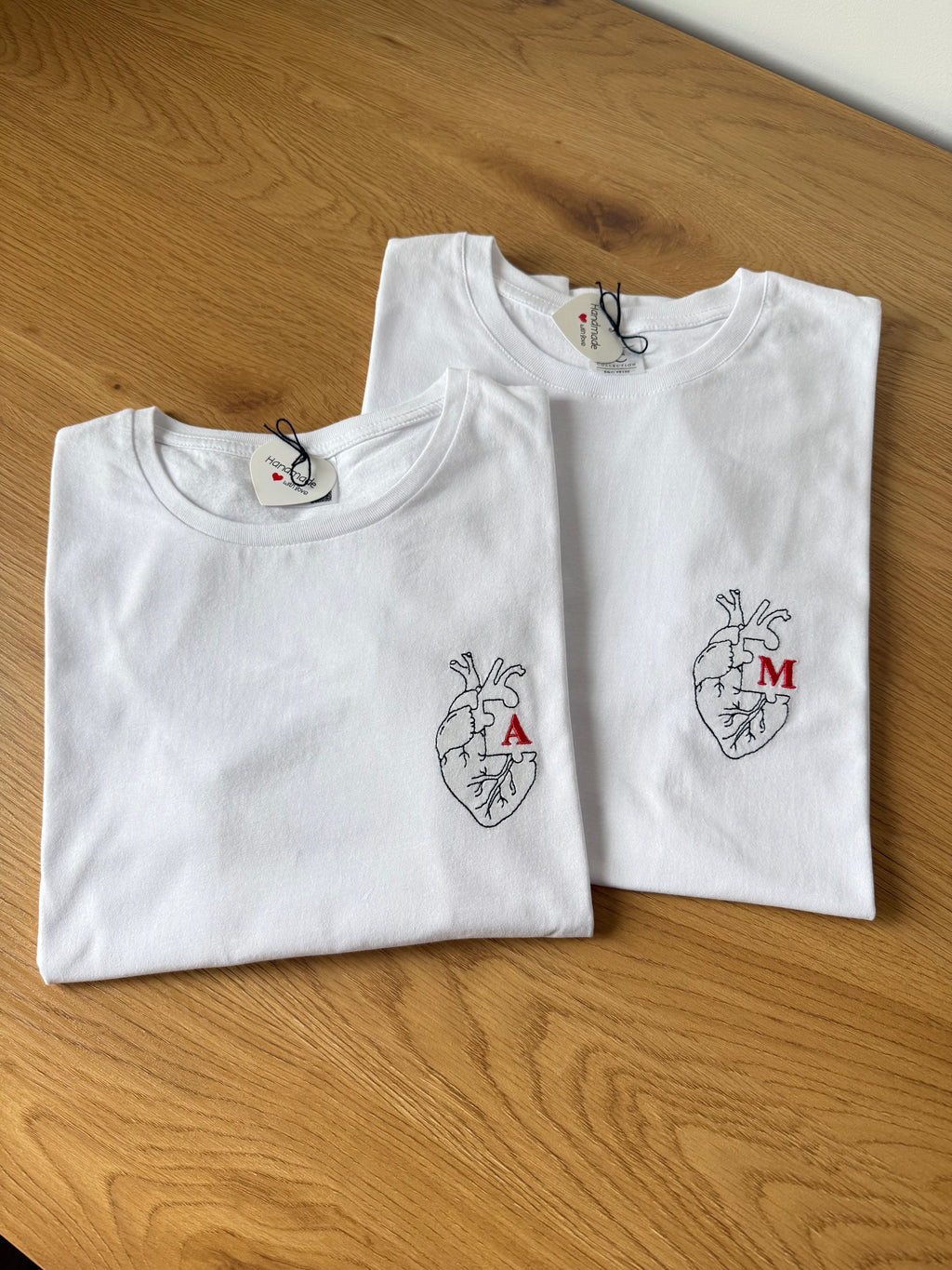 T-SHIRT/ FELPA INIZIALE CUORE ANATOMICO