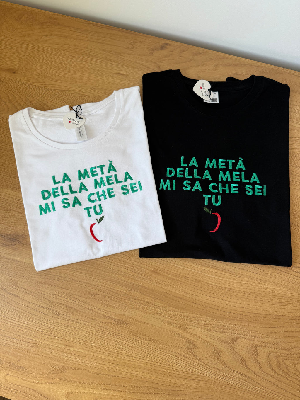 T-SHIRT  "LA METÀ DELLA MELA MI SA CHE SEI TU"
