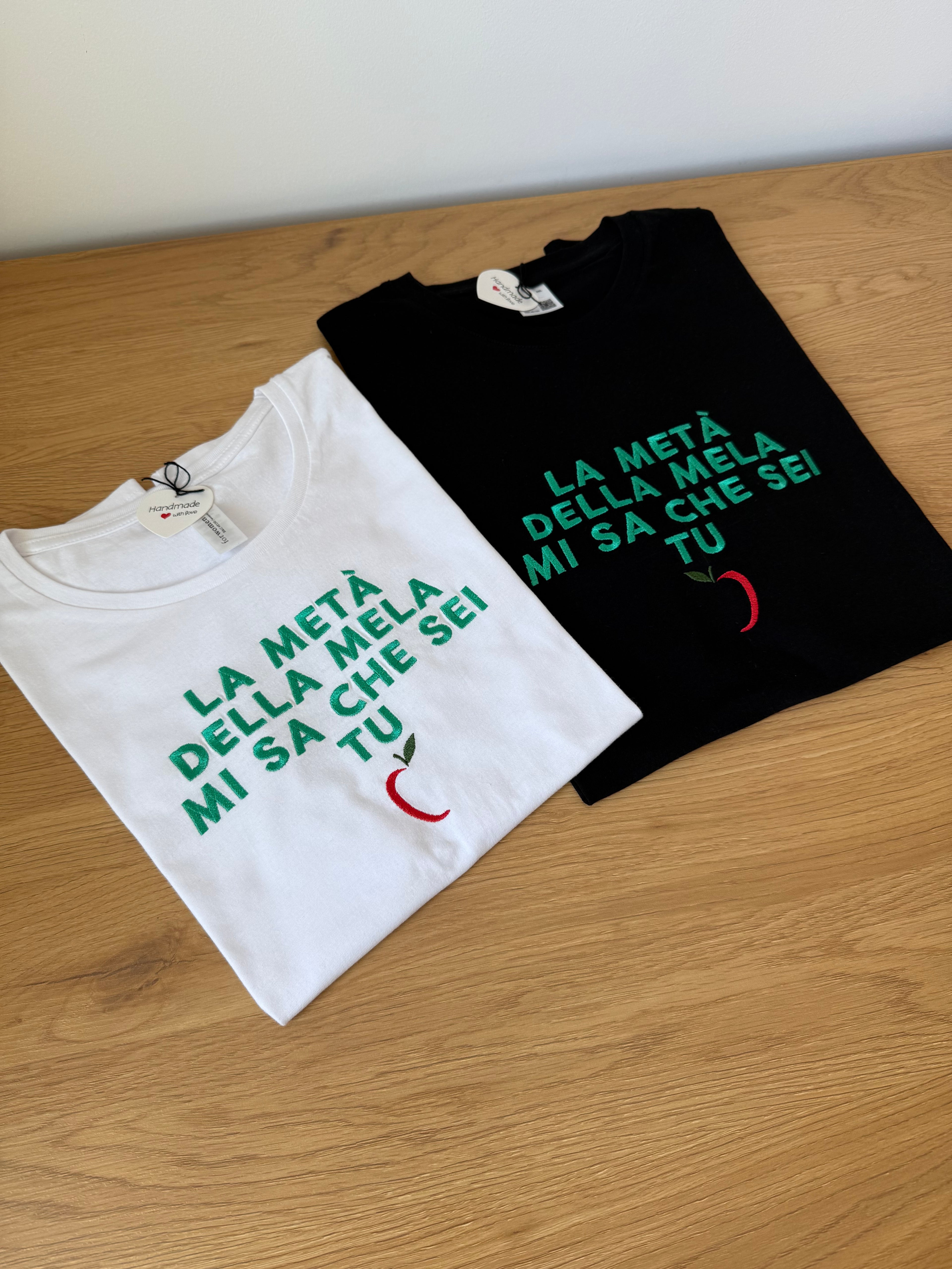 T-SHIRT  "LA METÀ DELLA MELA MI SA CHE SEI TU"